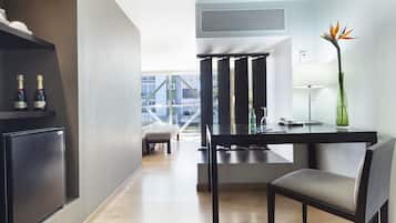 Junior Suite con balcón | Minibar, in-room safe, desk, soundproofing
