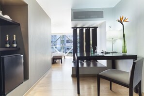 Junior Suite con balcón | Minibar, Zimmersafe, Schreibtisch, schallisolierte Zimmer