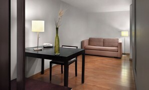Dreibettzimmer | Minibar, Zimmersafe, Schreibtisch, schallisolierte Zimmer