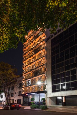Fassade der Unterkunft – Abend/Nacht