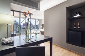 Minibar, safe på rommet, skrivebord og lydisolert