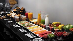 A buffet with various food items and beverages. - Exe Suites Reforma (Mexico City)