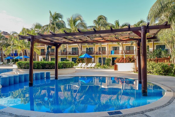 Outdoor pool, pool umbrellas, pool loungers - The Reef Coco Beach Resort & Spa- Optional All Inclusive (Playa del Carmen)