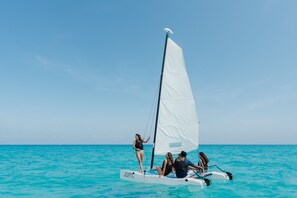Aan het strand, ligstoelen aan het strand, parasols, strandlakens