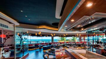 Caja de seguridad en la habitación y cortinas blackout