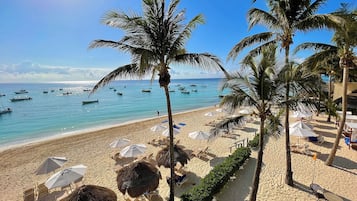 En la playa, camastros, sombrillas y toallas de playa