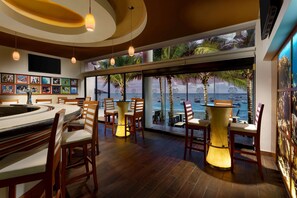 5 barer/lounger, bar i bassenget og bassengbar, strandbar