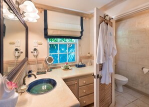 Luxury-Suite, eigener Pool | Badezimmer | Dusche, Designer-Toilettenartikel, Haartrockner, Bademäntel