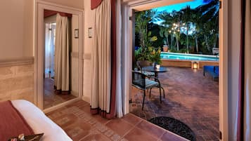 Habitación Deluxe, 1 cama de matrimonio grande, vistas parciales al mar, junto a la piscina | Vistas desde la habitación