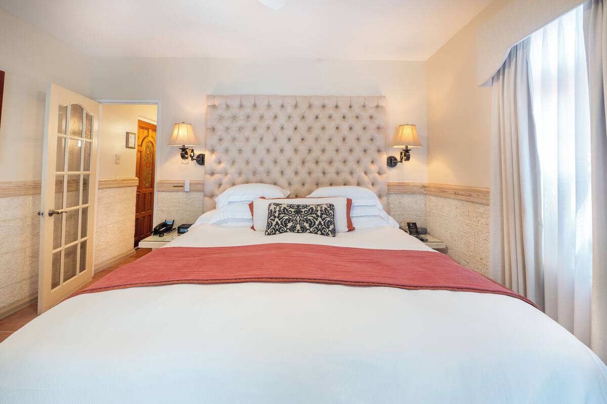 ห้องดีลักซ์/ เตียงคิงไซซ์หนึ่งเตียง/ วิวทะเล (Ocean Deluxe Room, 1 King Bed) | เครื่องนอนระดับพรีเมียม, ผ้านวมขนเป็ด, เตียงพร้อมฟูกเสริมที่นอน