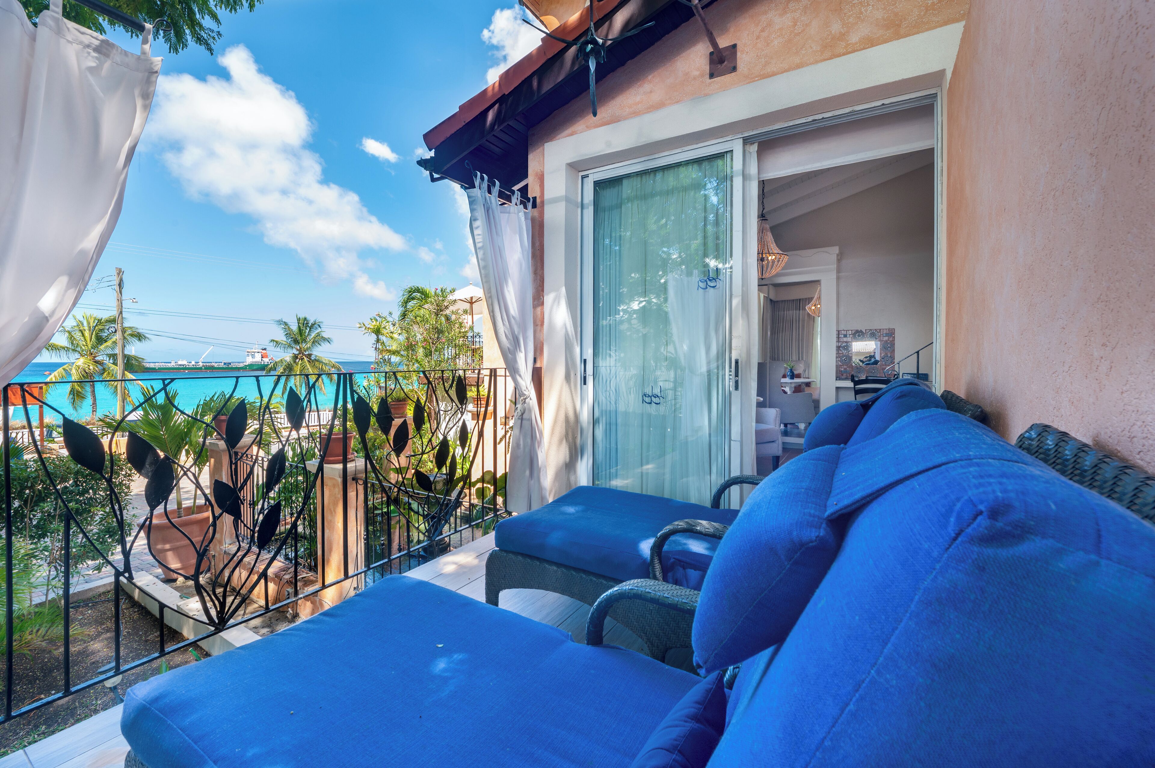 Ocean Deluxe Room, 1 King Bed | Terrace/patio