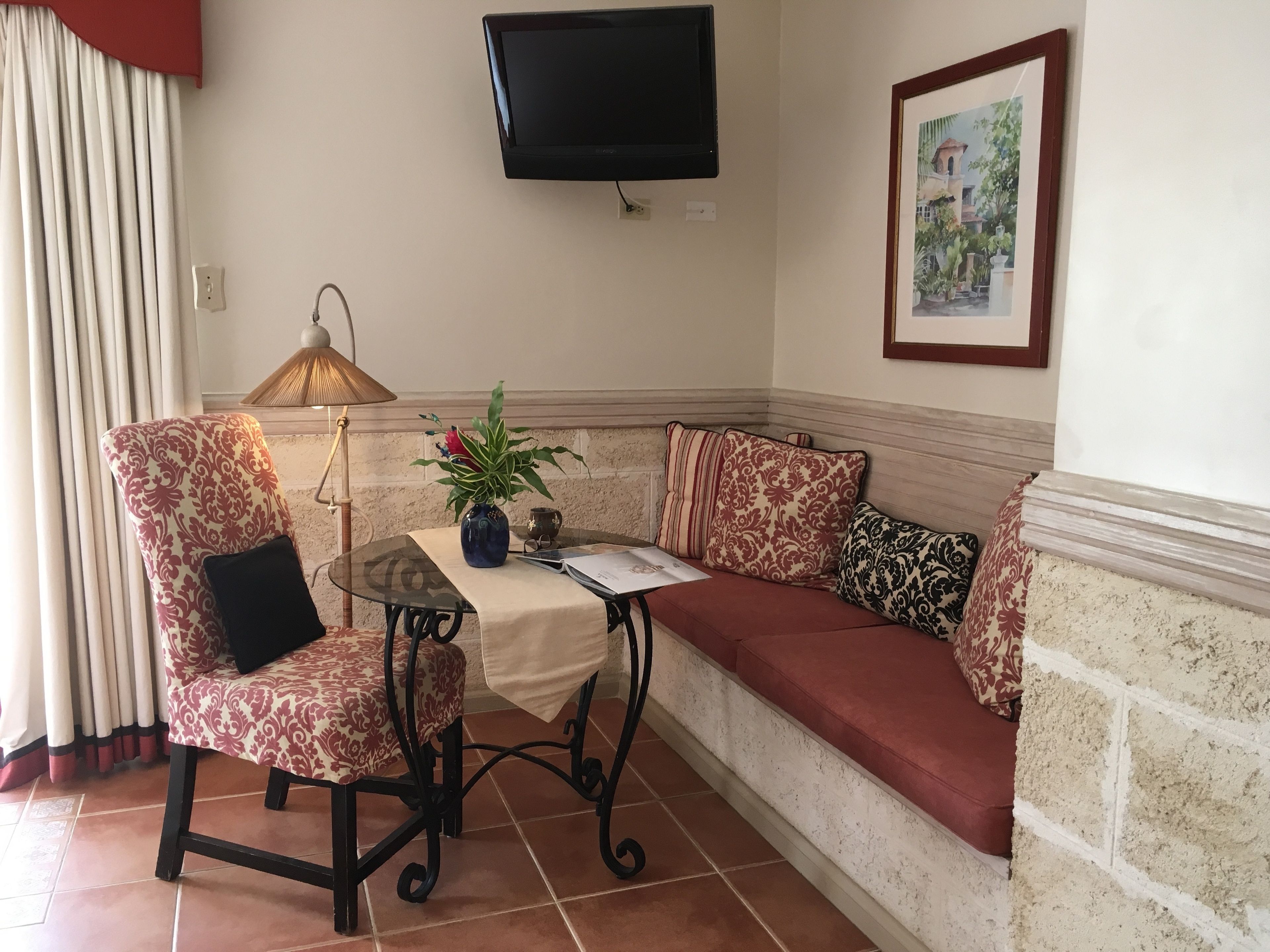 deluxe room, 1 king bed, partial sea view, poolside | living area | plasma tv