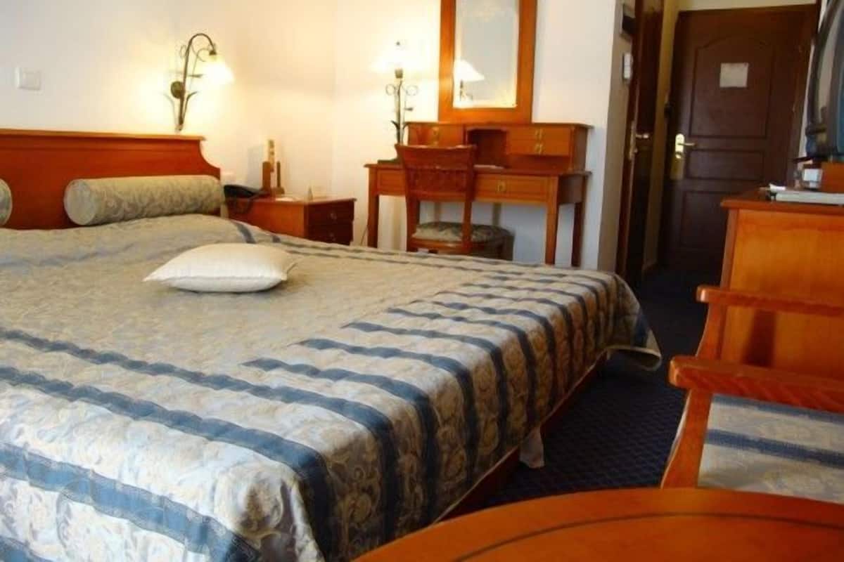 Minibar, in-room safe, desk, soundproofing