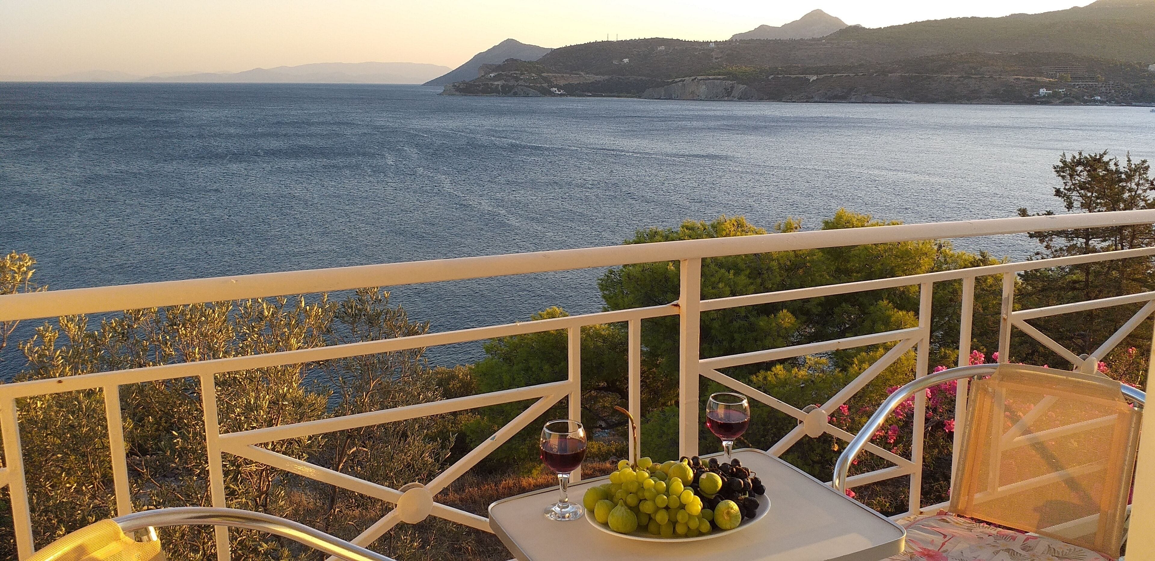 Een laptopwerkplek, verduisterende gordijnen, beddengoed