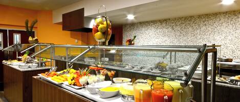 Un buffet proposant une variété de plats et de boissons.