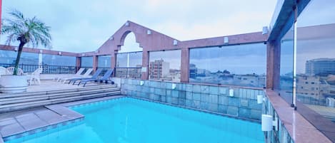 Piscine extérieure, chaises longues