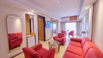 Executive Suite, Hot Tub | Minibar, in-room safe, laptop workspace, free WiFi
