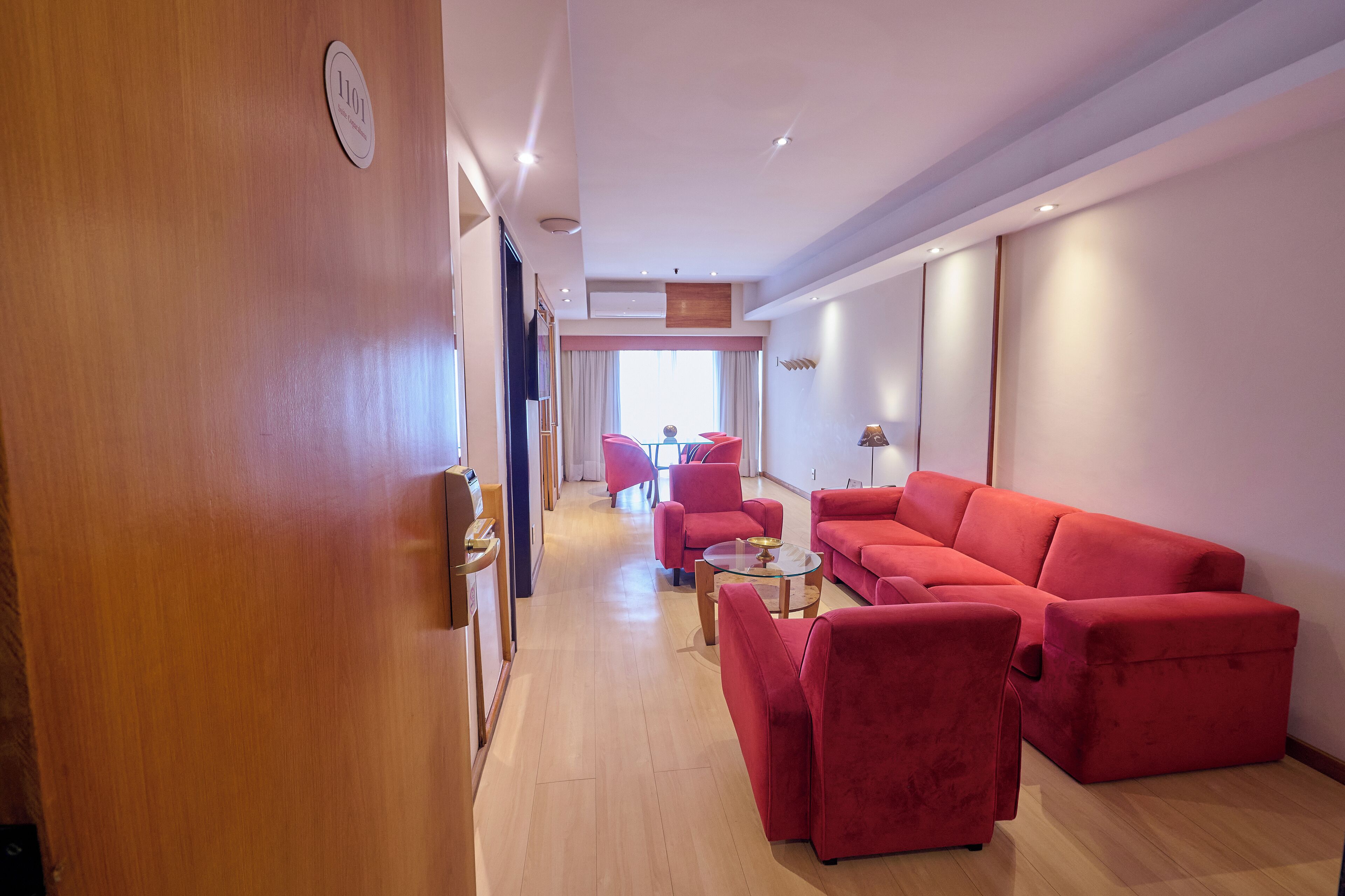 executive suite, hot tub | private kitchen