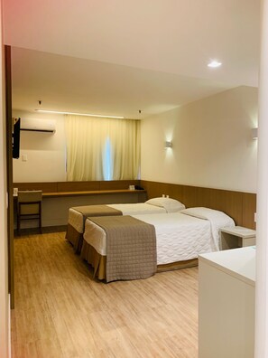Habitación estándar con 2 camas individuales, 2 camas individuales (Plus) | Minibar, caja fuerte, espacio para trabajar con un portátil