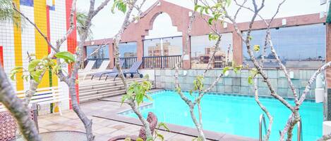 Ulkouima-allas, aurinkotuoleja