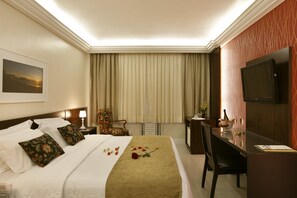 Habitación Deluxe, 2 camas individuales | Caja de seguridad en la habitación y escritorio 