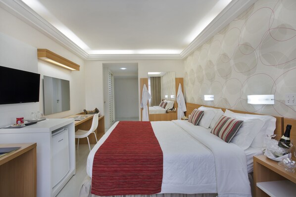 Superior tweepersoonskamer | Een kluis op de kamer, een bureau, een laptopwerkplek