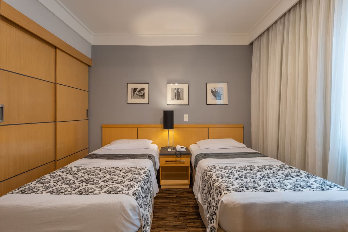 Minibar, két bảo mật tại phòng, bàn, màn/rèm cản sáng 