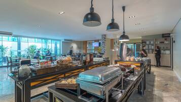 Dagelijks ontbijtbuffet (BRL 48.50 per persoon)