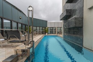 室外游泳池，日光浴躺椅
