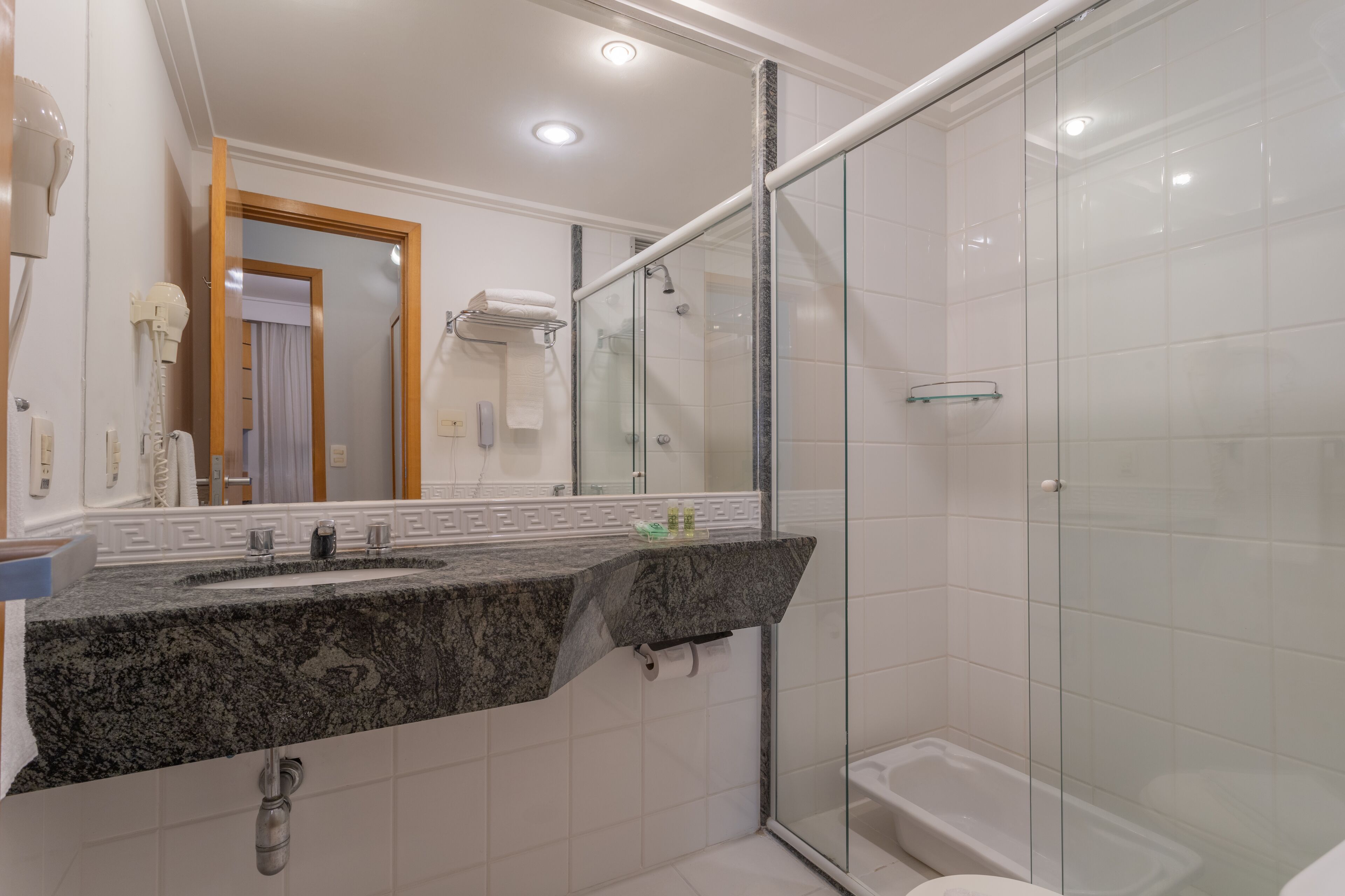 shower, rainfall showerhead, free toiletries, towels