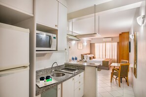Deluxe Double Room | Private kitchen | Fridge, microwave, stovetop, cookware/dishes/utensils