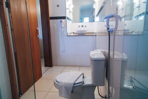 Habitación estándar | Baño | Ducha y cabezal de ducha tipo lluvia