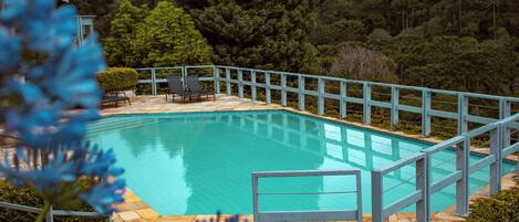 Kolam renang terbuka, kerusi lepak pantai