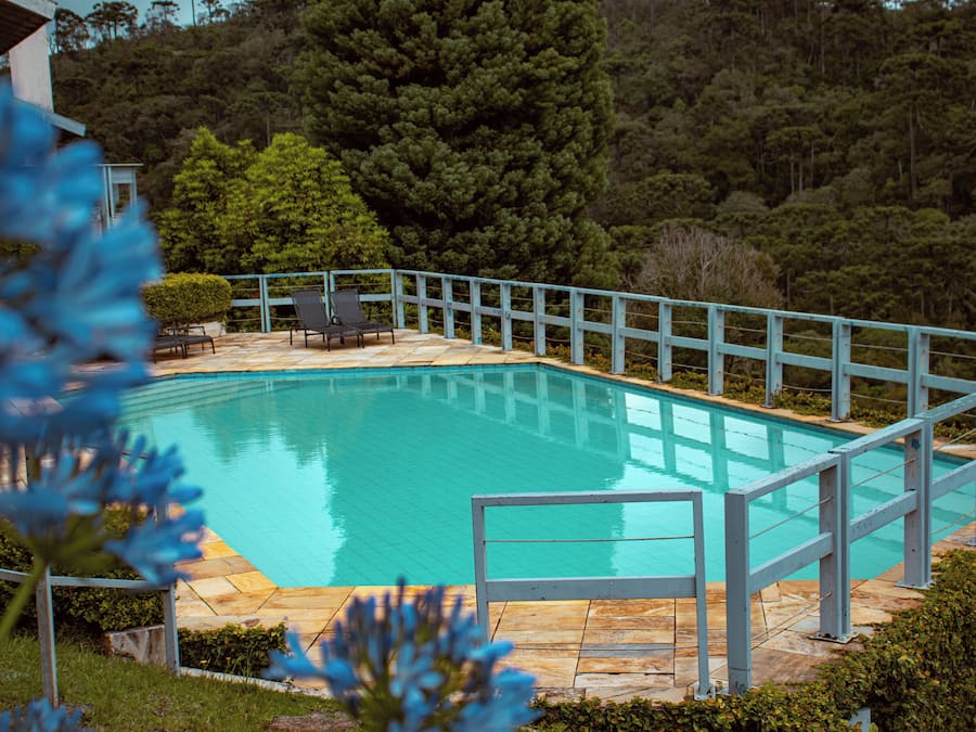 Piscina externa, espreguiçadeiras