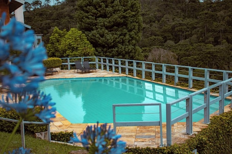 Outdoor pool, pool loungers. Plaza Inn Week Inn