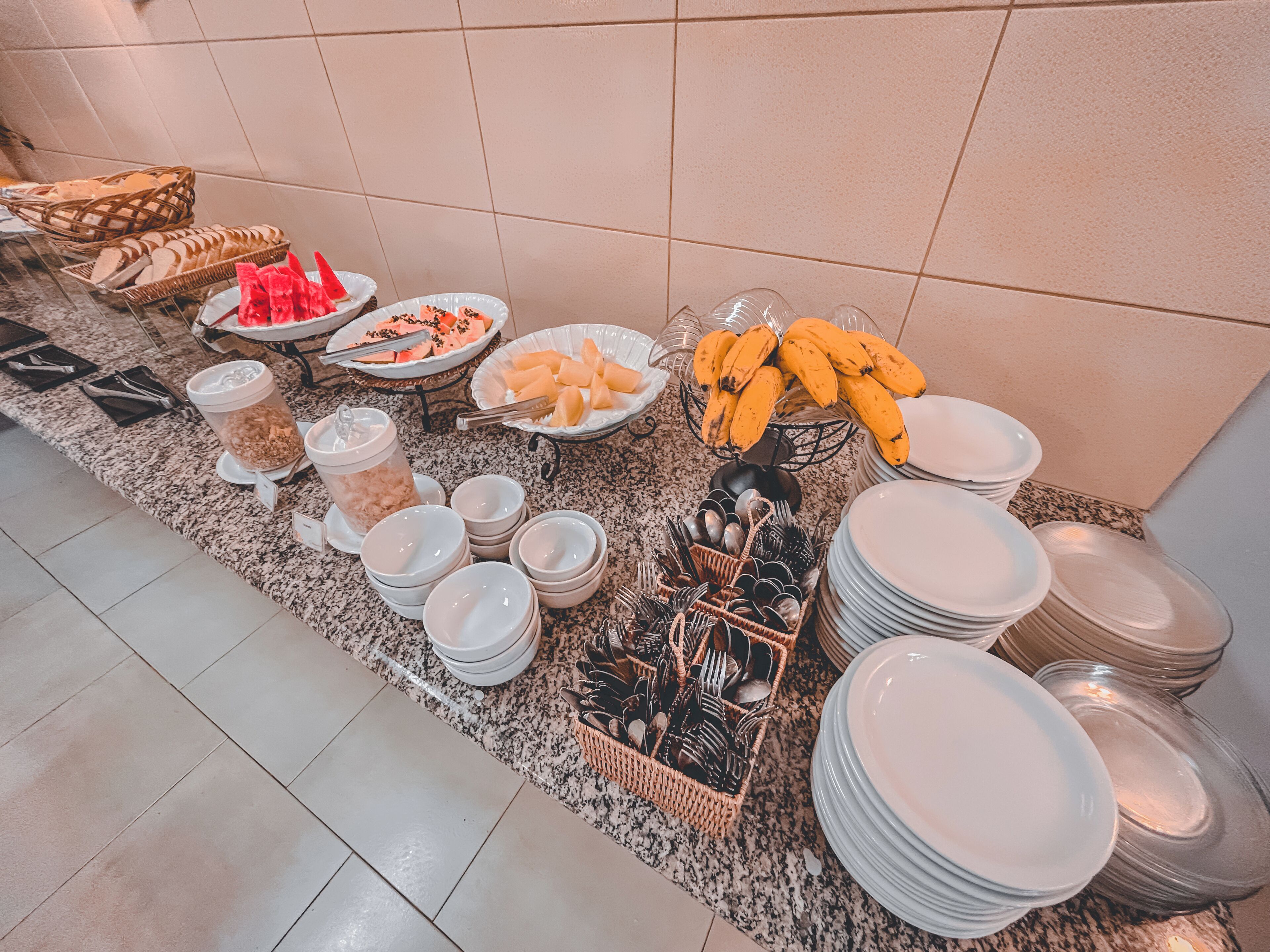 Café da manhã com buffet grátis todos os dias