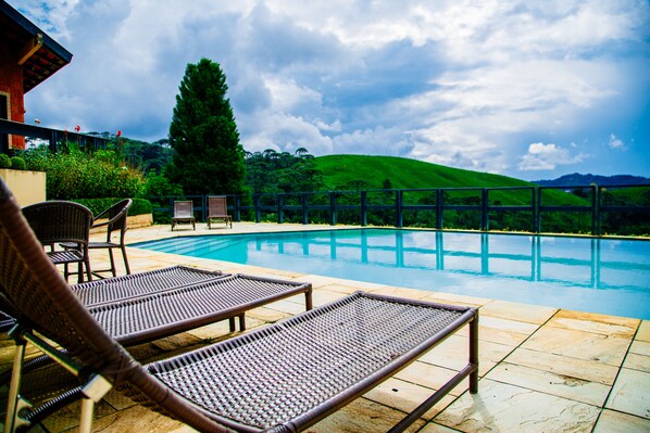 Piscine extérieure, chaises longues