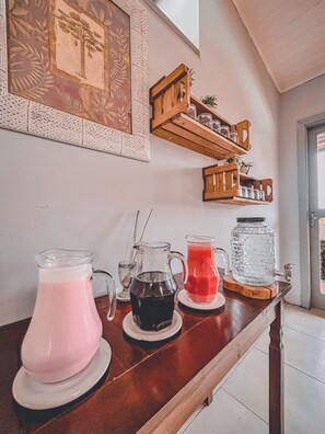 Café da manhã com buffet grátis todos os dias