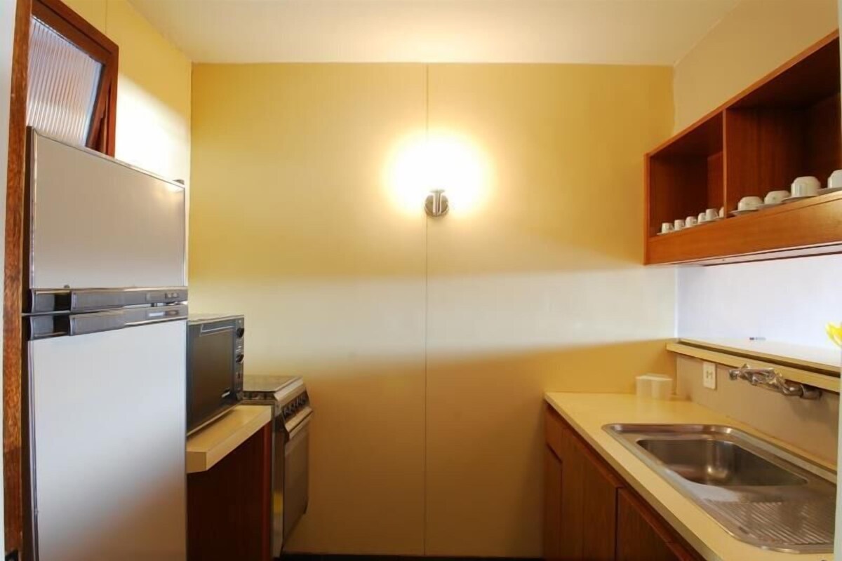 Private kitchen | Fridge, microwave, cookware/dishes/utensils, dining table