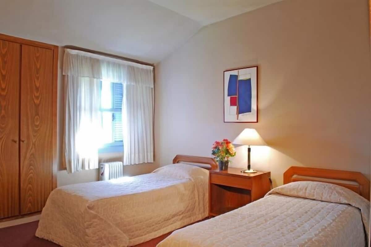 2 habitaciones, escritorio y ropa de cama