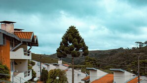 A residential area with houses, a staircase, and a parking lot. - Plaza Inn Week Inn (Campos do Jordão)