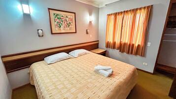 2 bedrooms, desk, bed sheets