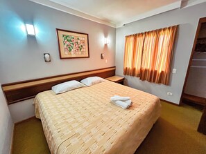 مكتب وملاءات أسرّة