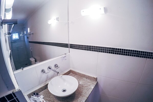 Habitación estándar | Baño | Ducha y cabezal de ducha tipo lluvia