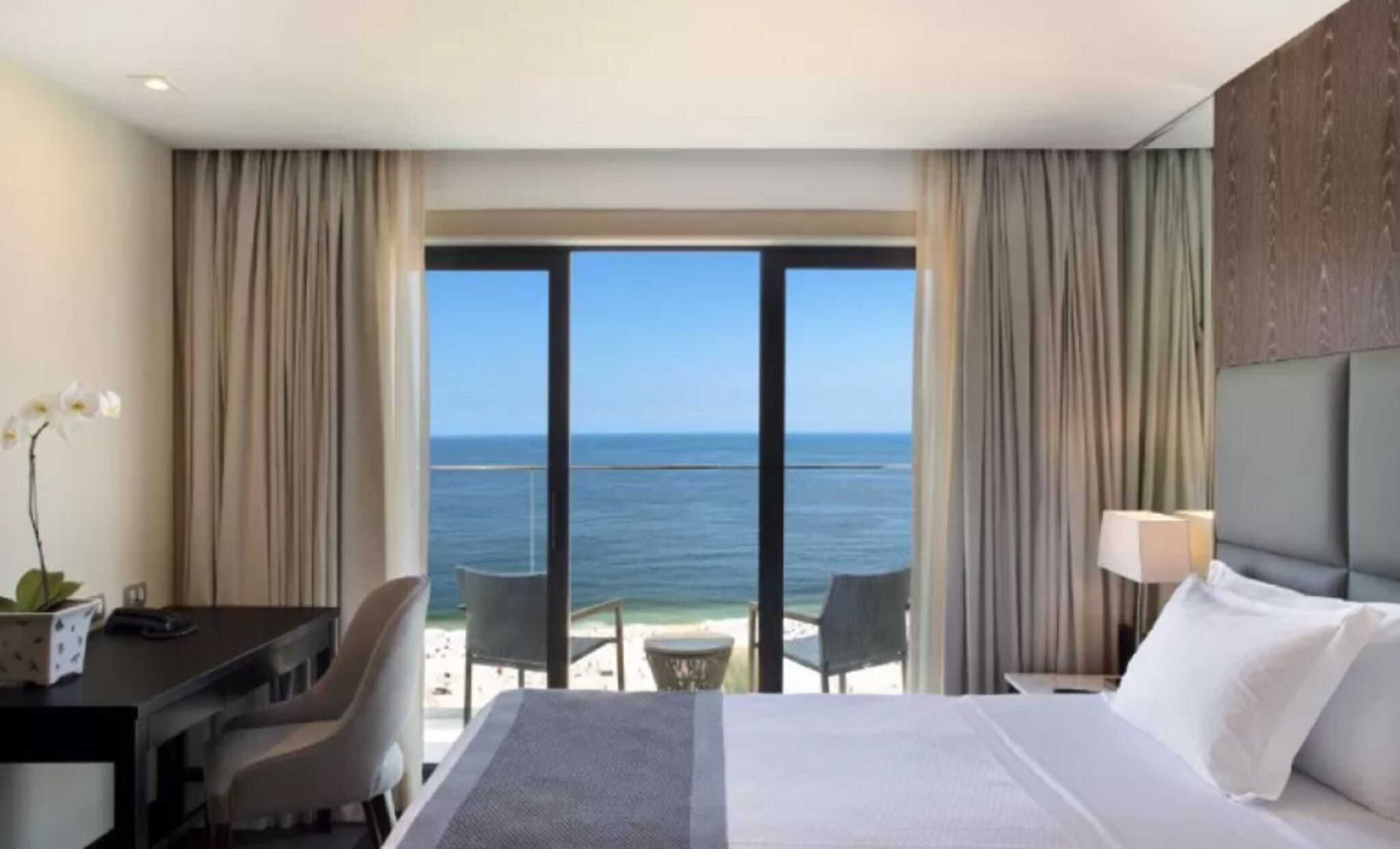 Minibar, in-room safe