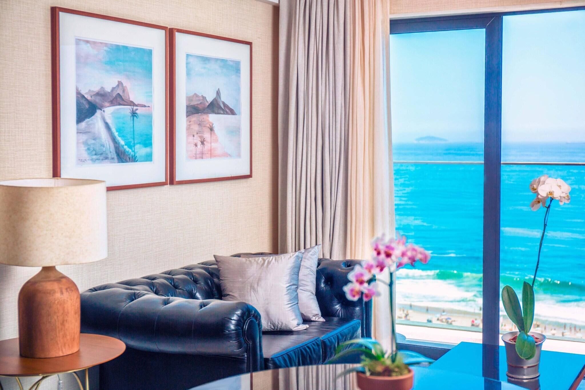 Minibar, in-room safe