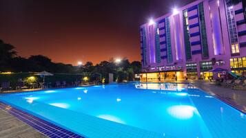 2 piscinas al aire libre, sombrillas, sillones reclinables de piscina