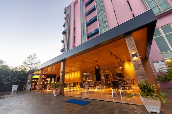 Bar tepi kolam renang