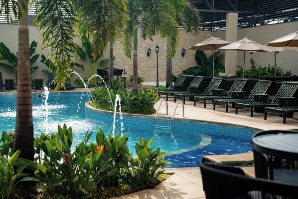 Outdoor pool, open 10:00 AM to 10:00 PM, pool umbrellas, pool loungers - Nadai Confort Hotel e Spa (Foz do Iguaçu)