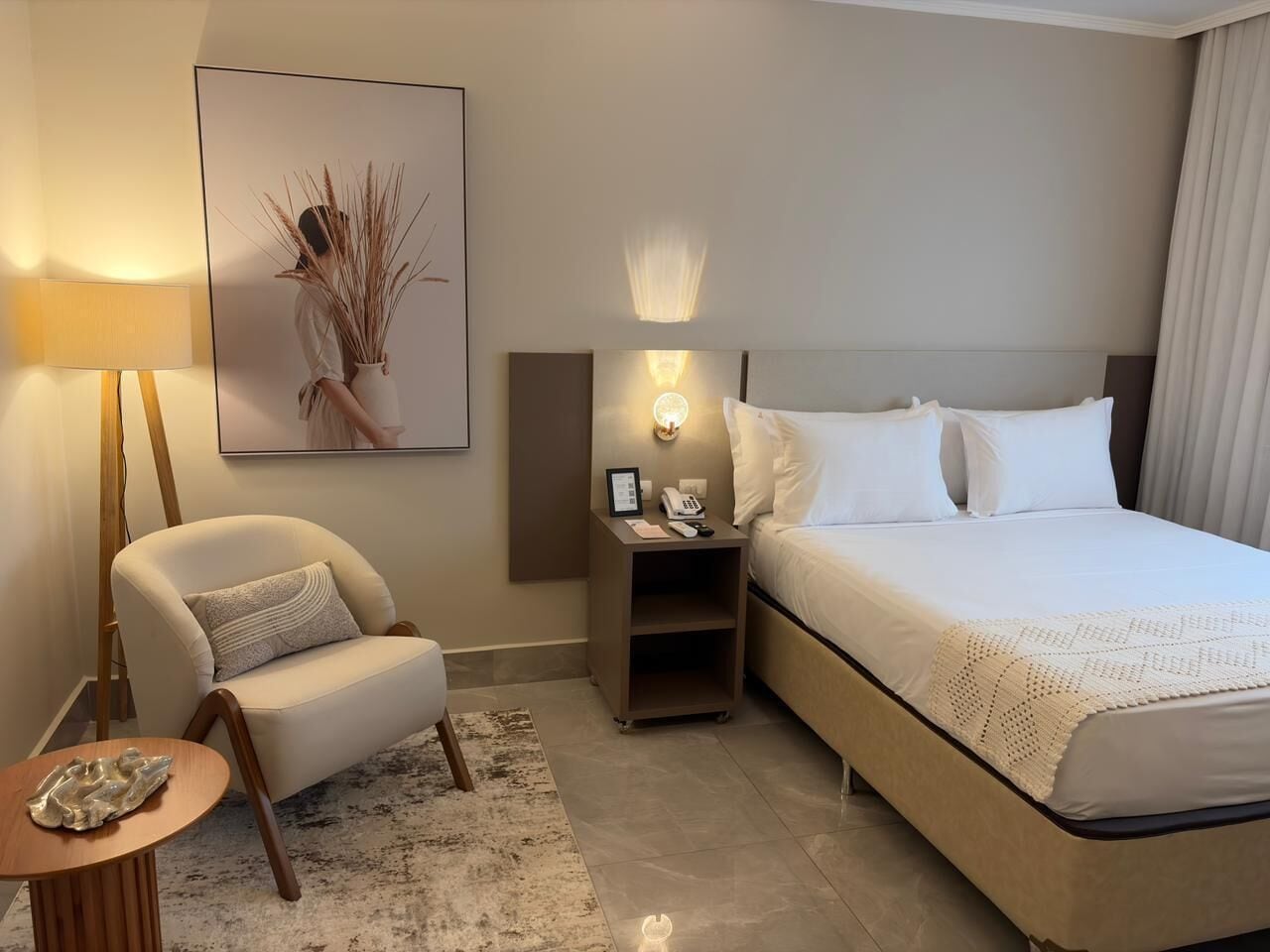 Quarto casal superluxo, 1 cama Queen | Roupas de cama antialérgicas, frigobar, cofres nos quartos, escrivaninha